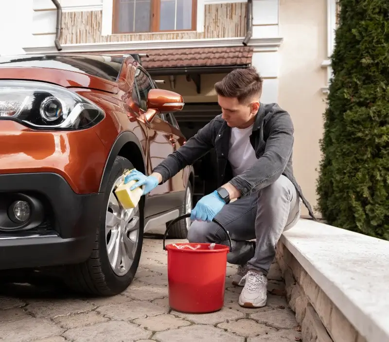 Lavage auto à domicile Lamothe-Capdeville : professionnel intervenant sur un véhicule